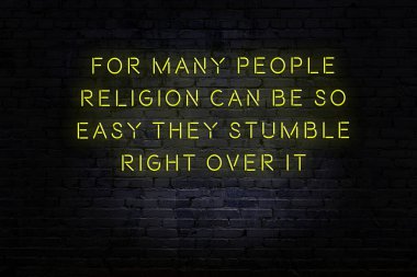 Akıllıca alıntı. Duvara karşı neon yazıtlar