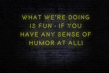 Akıllıca alıntı. Duvara karşı neon yazıtlar