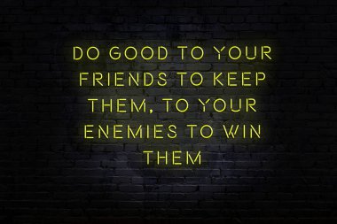 Akıllıca alıntı. Duvara karşı neon yazıtlar