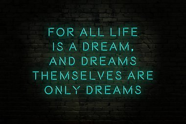 Zekice ve motive edici bir alıntı. Tuğla duvarda neon işareti