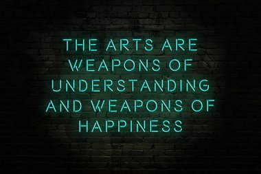 Akıllıca alıntı. Duvara karşı neon yazıtlar