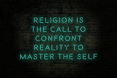 Tuğla duvardaki neon ışığın gece görüşü. Bilge Qoutation. 