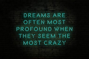 Akıllıca alıntı. Duvara karşı neon yazıtlar