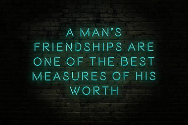 Akıllıca alıntı. Duvara karşı neon yazıtlar