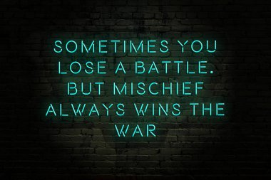 Zekice ve motive edici bir alıntı. Tuğla duvarda neon işareti