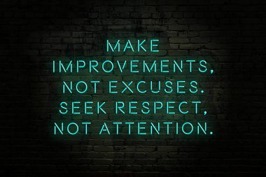 Akıllıca alıntı. Duvara karşı neon yazıtlar