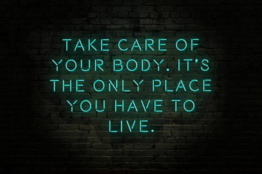 Zekice ve motive edici bir alıntı. Tuğla duvarda neon işareti