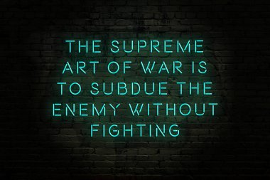 Zekice ve motive edici bir alıntı. Tuğla duvarda neon işareti