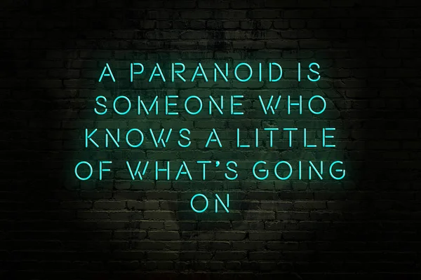 Нічний вид неонового знаку на цегляній стіні. мудрий каутаут . — стокове фото