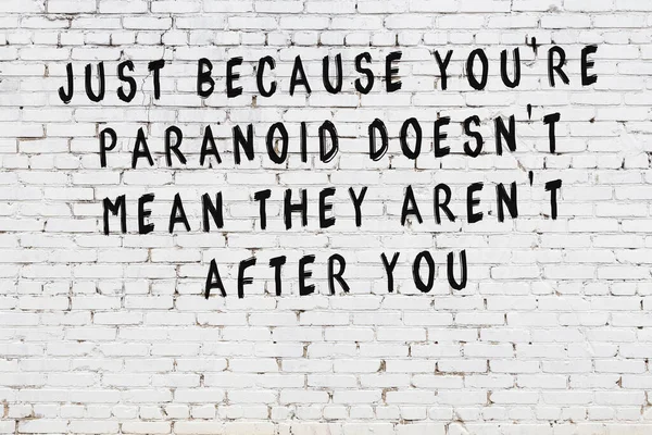 Чорний пофарбований напис розумної цитати на білій цегляній стіні — стокове фото