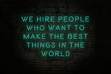 Zekice ve motive edici bir alıntı. Tuğla duvarda neon işareti