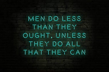 Tuğla duvardaki neon ışığın gece görüşü. Bilge Qoutation. 