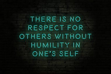 Akıllıca alıntı. Duvara karşı neon yazıtlar