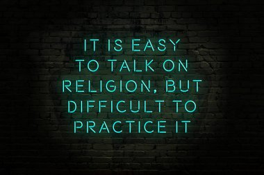 Tuğla duvardaki neon ışığın gece görüşü. Bilge Qoutation. 