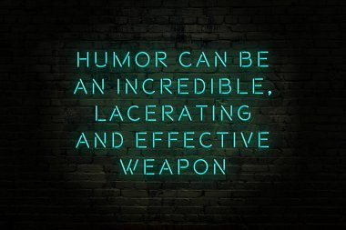 Zekice ve motive edici bir alıntı. Tuğla duvarda neon işareti