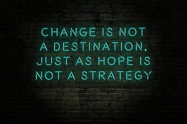 Zekice ve motive edici bir alıntı. Tuğla duvarda neon işareti