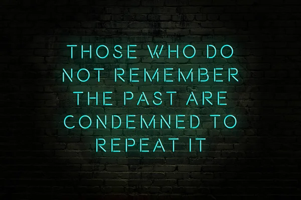 Нічний вид неонового знаку на цегляній стіні. мудрий каутаут . — стокове фото