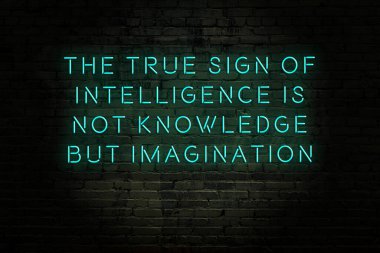 Zekice ve motive edici bir alıntı. Tuğla duvarda neon işareti