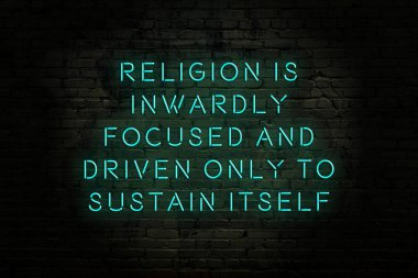 Tuğla duvardaki neon ışığın gece görüşü. Bilge Qoutation. 