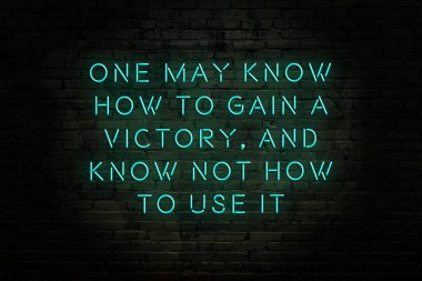 Zekice ve motive edici bir alıntı. Tuğla duvarda neon işareti