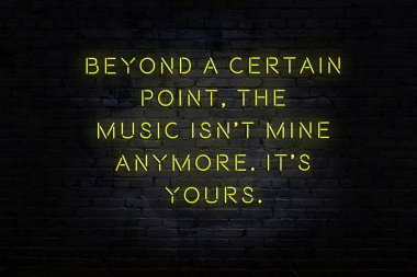 Zekice ve motive edici bir alıntı. Tuğla duvarda neon işareti