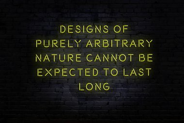 Zekice ve motive edici bir alıntı. Tuğla duvarda neon işareti