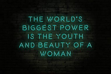 Zekice ve motive edici bir alıntı. Tuğla duvarda neon işareti