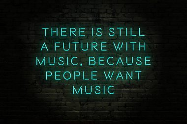 Tuğla duvardaki neon ışığın gece görüşü. Bilge Qoutation. 