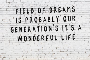 Beyaz tuğla duvar arkaplanına siyah düşünceli bir yazı.