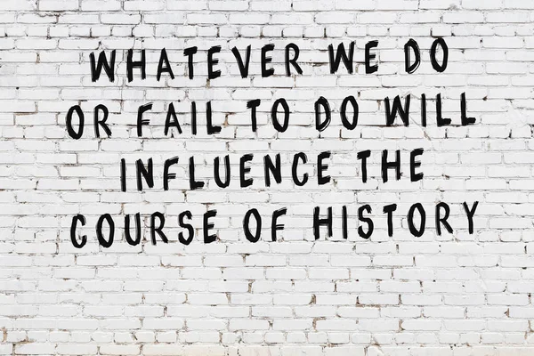 Witte bakstenen muur met geschilderde zwarte inscriptie van wijs citaat — Stockfoto