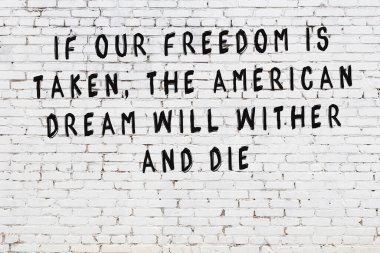 Bilgece alıntıların yazılı olduğu siyah boyanmış beyaz tuğla duvar