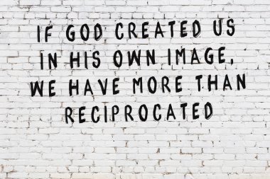 Bilgece alıntıların yazılı olduğu siyah boyanmış beyaz tuğla duvar