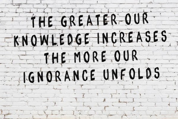 Чорний пофарбований напис розумної цитати на білій цегляній стіні — стокове фото