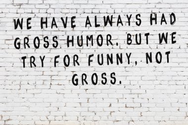 Bilgece alıntıların yazılı olduğu siyah boyanmış beyaz tuğla duvar