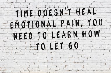 Bilgece alıntıların yazılı olduğu siyah boyanmış beyaz tuğla duvar