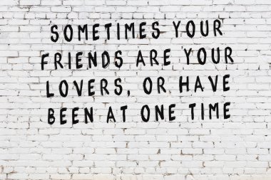 Bilgece alıntıların yazılı olduğu siyah boyanmış beyaz tuğla duvar