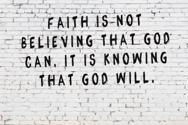 Beyaz tuğla duvar arkaplanına siyah düşünceli bir yazı.