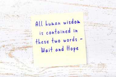 Ahşap duvardaki yapışkan notta bilgece bir alıntı 