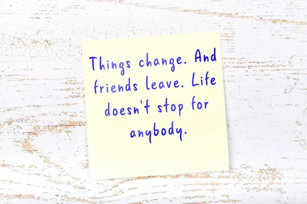 Wise quote on sticky note on wooden wall — Stock Photo, Image