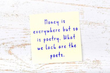 El yazısı motivasyon alıntısı olan sarı yapışkan not