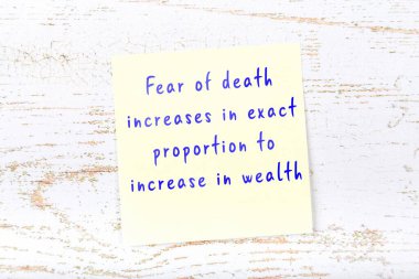 Ahşap duvardaki yapışkan notta bilgece bir alıntı 