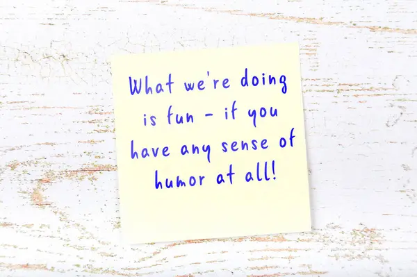 Wise quote on sticky note on wooden wall — Stock Photo, Image