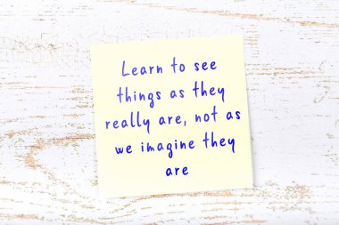 Ahşap duvardaki yapışkan notta bilgece bir alıntı 