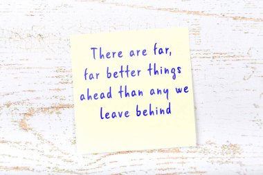 Ahşap duvardaki sarı yapışkan notta bilgece bir alıntı var.