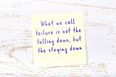 Ahşap duvardaki yapışkan notta bilgece bir alıntı 