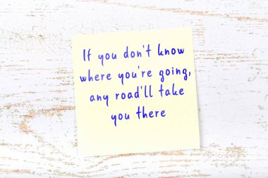 Ahşap duvardaki yapışkan notta bilgece bir alıntı 