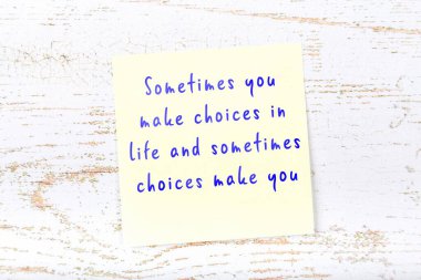 Ahşap duvardaki yapışkan notta bilgece bir alıntı 