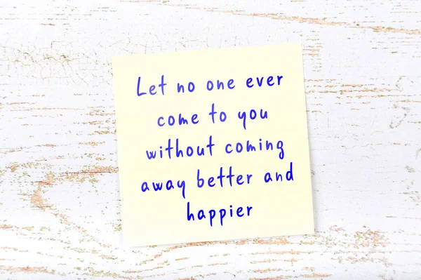 Yellow sticky note on wooden wall with wise quote — Stock Photo, Image