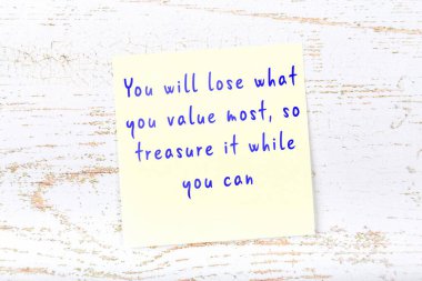 Ahşap duvardaki yapışkan notta bilgece bir alıntı 