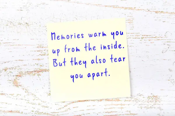 Yellow sticky note with handwritten motivational quote — Stock Photo, Image